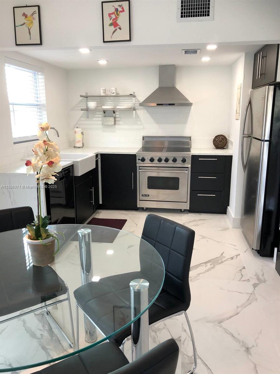 IN THE HEART OF IT ALL! 2/1 WITH 1 PARKING SPOT. BEAUTIFULLY RENOVATED. WASHER/DRYER IN BUILDING. AVAILABLE AUGUST 30TH. ANNUAL AND SEASONAL OK! TRASH & INTERNET INCLUDED IN RENT. TENANT OCCUPIED UNTIL END OF AUGUST.