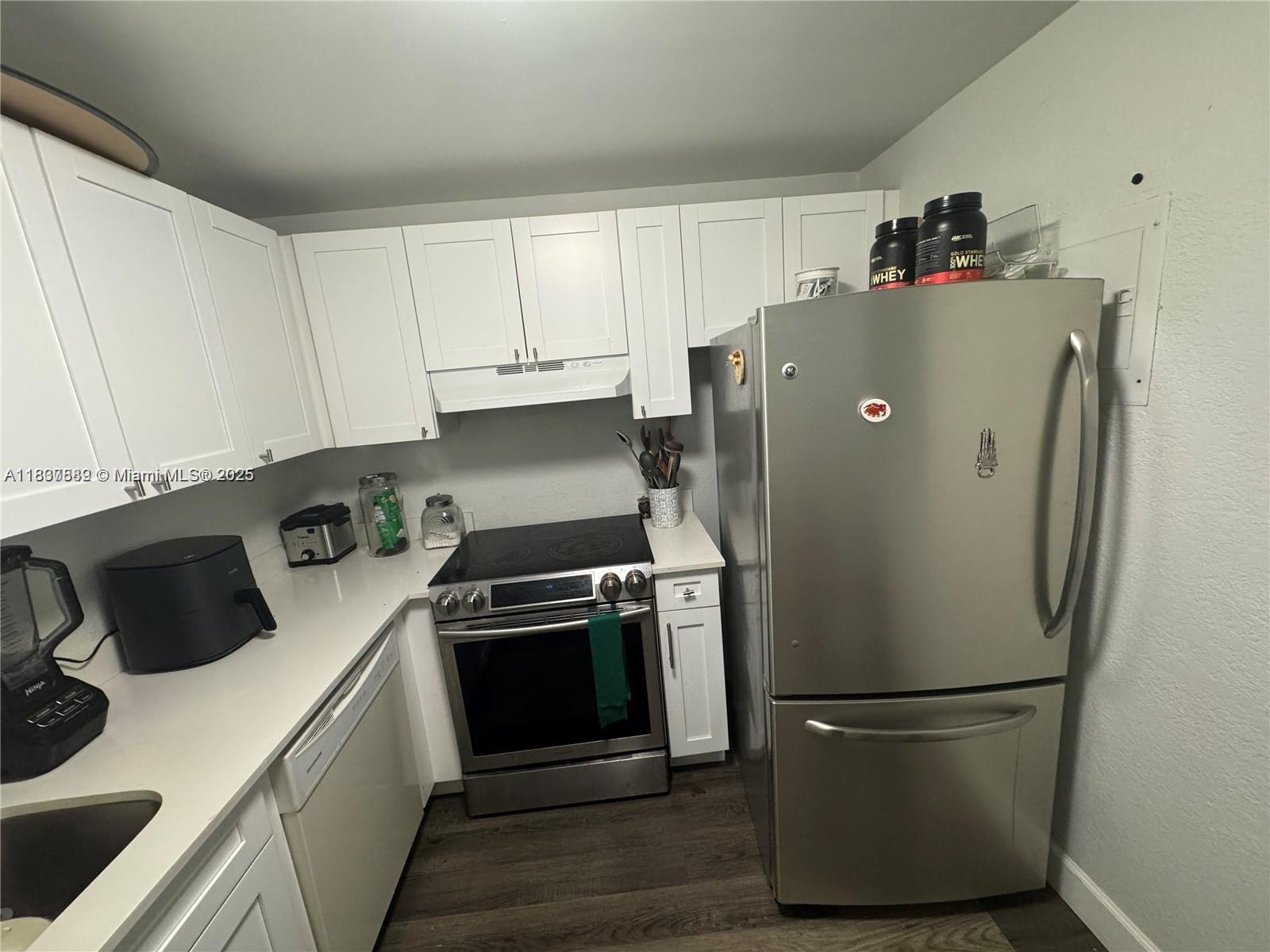 REMODELED CONDO 2 BEDS, 2 BATHS IN SPRINGCREST @ SUNRISE, LARGEST LAYOUT UNIT IN THE COMPLEX (1,252), TOP FLOOR, ALL AGES, PET FRIENDLY, VERY BRIGHT, FAST APPROVAL, UPDATED KITCHEN WITH STAINLESS STEEL APPLIANCES AND QUARTZ COUNTERTOP, VINYL FLOORS THROUGHOUT, GOOD SIZE BEDRROMS WITH LARGE CLOSETS, WALKING CLOSET IN MASTER, UPDATED BATHROOMS WITH DOUBLE SINK IN MASTER BATHROOM, LAUNDRY FACILITIES IN THE SAME FLOOR, 1 PARKING SPACE PLUS GUEST, COMMUNITY CLUB HOUSE WITH POOL, GYM, GREAT LOCATION, CLOSE TO MAJOR HIGHWAYS, LOTS OF SHOPPINGS AND RESTAURANTS NEARBY. DEFINITIVELY A MUST SEE!!