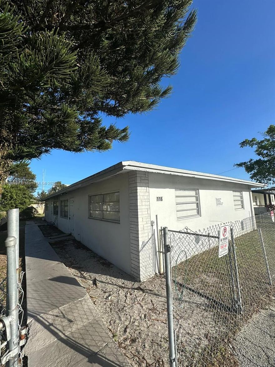 LOCATION, LOCATION !!!COZY NICE DUPLEX, COMPLETELY UPGRADED,  APPLIANCES, BATHROOMS AND KITCHEN, 2 BEDROOMS, 2 BATHROOMS, TILE THROUGHOUT, HOOK UP FOR WASHER, DRYER, CENTRAL A/C LOT OF CLOSET SPACE, CLOSE TO BROWARD BLVD, I95, WALMART, AND MANY MORE, OWNER WILL RUN CRIMINAL AND EVICTION RECORDS NO EXCEPTIONS. PET FEE OF $300, NON AGGRESSIVE BREED. MAXIMUM 30 POUNDS. TENANT PAYS FOR ALL UTILITIES AND MAINTAIN LANDSCAPE, CUT GRASS. TWO PARKING  SPACE. FAST APPROVAL, NO ASSOCIATION. $200 REFUNDABLE WATER​​‌​​​​‌​‌​​​‌‌​​​‌‌‌​​‌​​‌‌​​​​ DEPOSIT