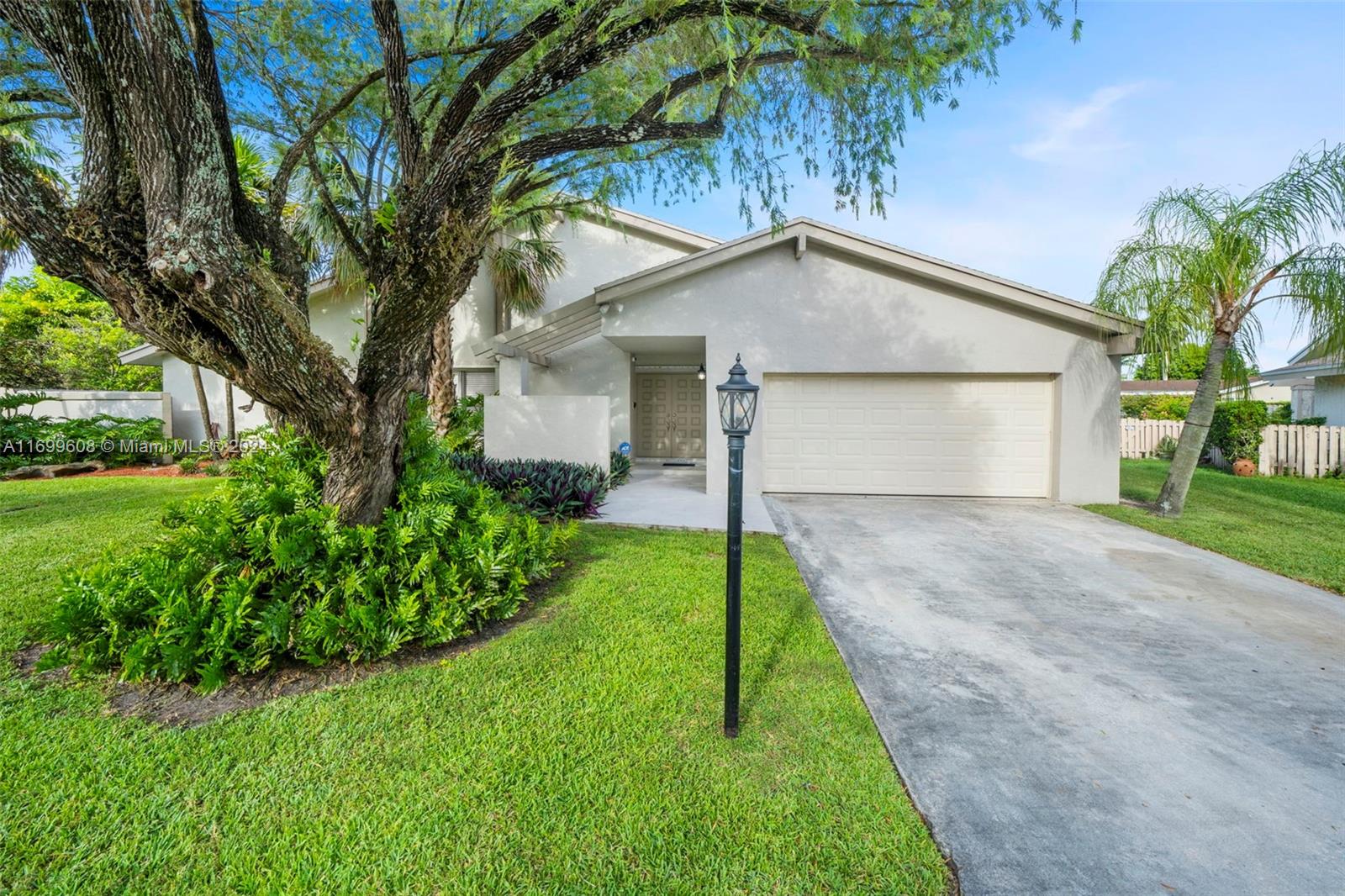 GORGEOUS SABAL CHASE 1 STORY, 4 BEDROOM, 3 FULL BATH W/POOL AND 2 CAR GARAGE ON BEAUTIFUL FENCED LOT. ELEGANT PORCELAIN TILE THROUGHOUT, ALL BATHROOMS UPDATED, OVER THE TOP ALL WHITE KITCHEN W/STAINLESS STEEL APPLIANCES. PERFECTION!! OWNER REQUIRES GOOD CREDIT AND VERIFIABLE EMPLOYMENT! ONE SMALL PET UNDER 10 LBS PERMITTED! NOTE: YARD AND POOL MAINTENANCE INCLUDED IN THE RENT.