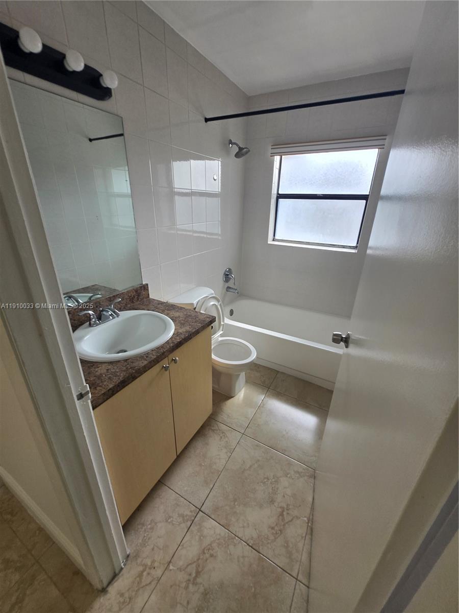 ROZLAND CONDO - Residential Lease