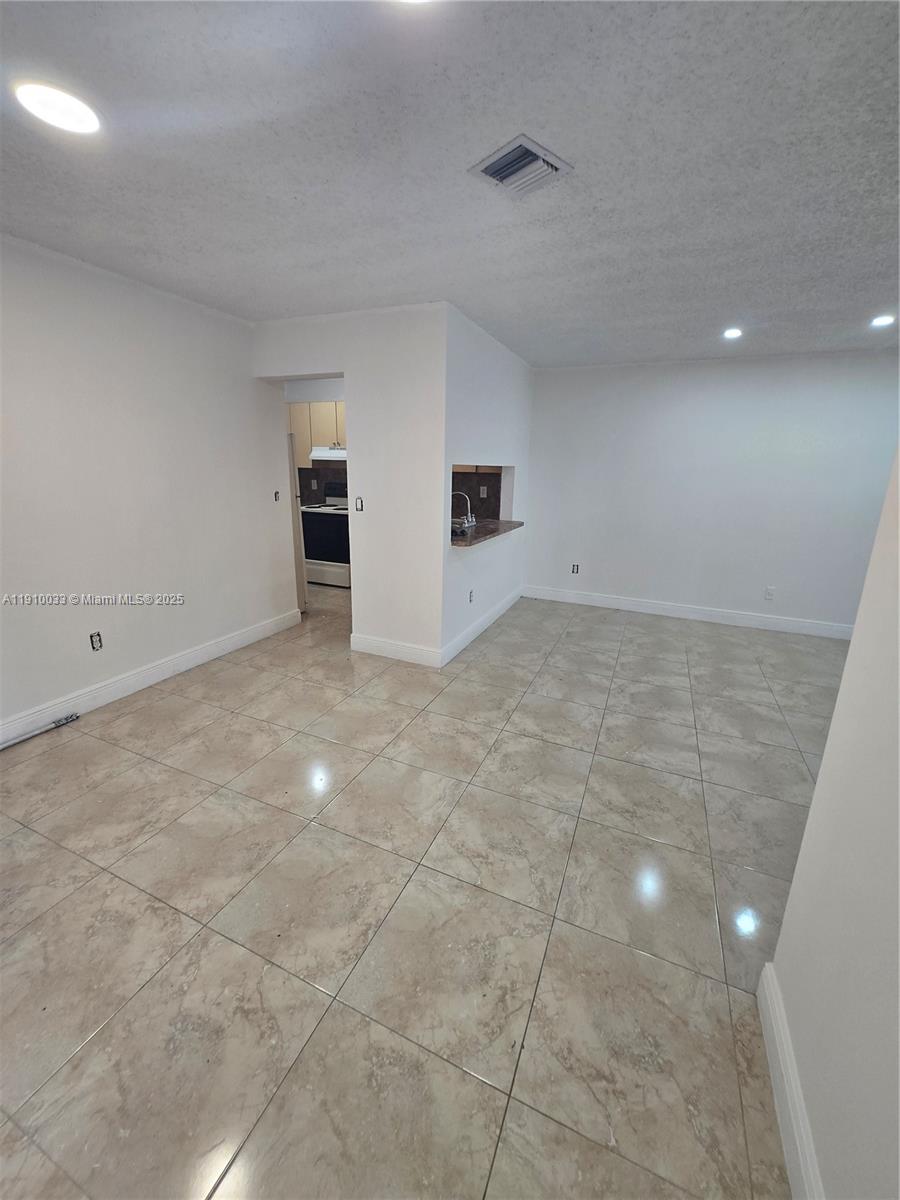 ROZLAND CONDO - Residential Lease