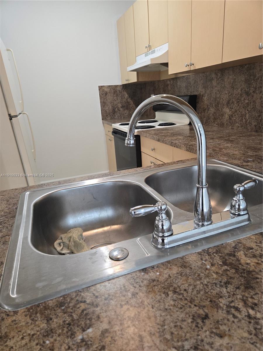 ROZLAND CONDO - Residential Lease