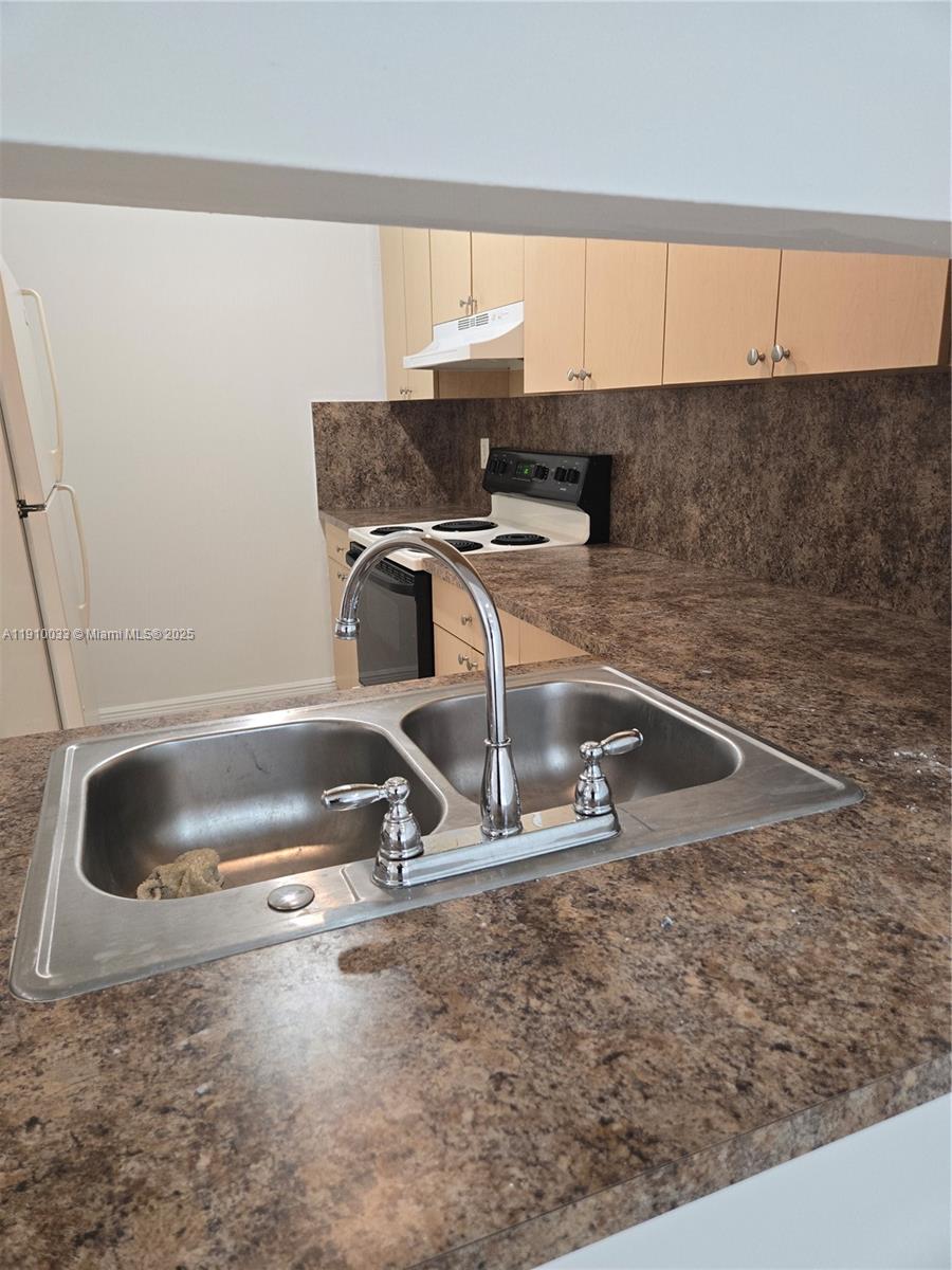 ROZLAND CONDO - Residential Lease