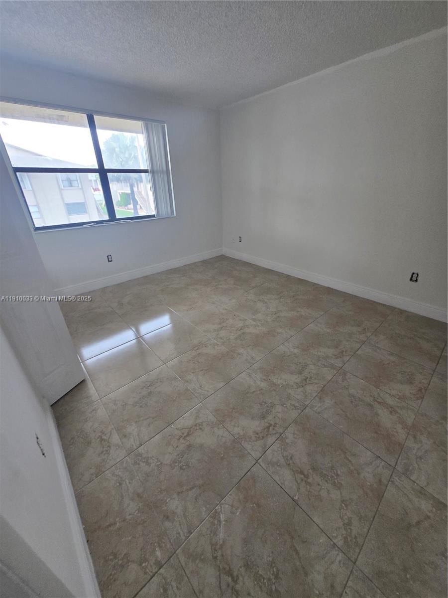 ROZLAND CONDO - Residential Lease