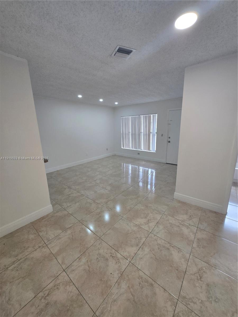 ROZLAND CONDO - Residential Lease