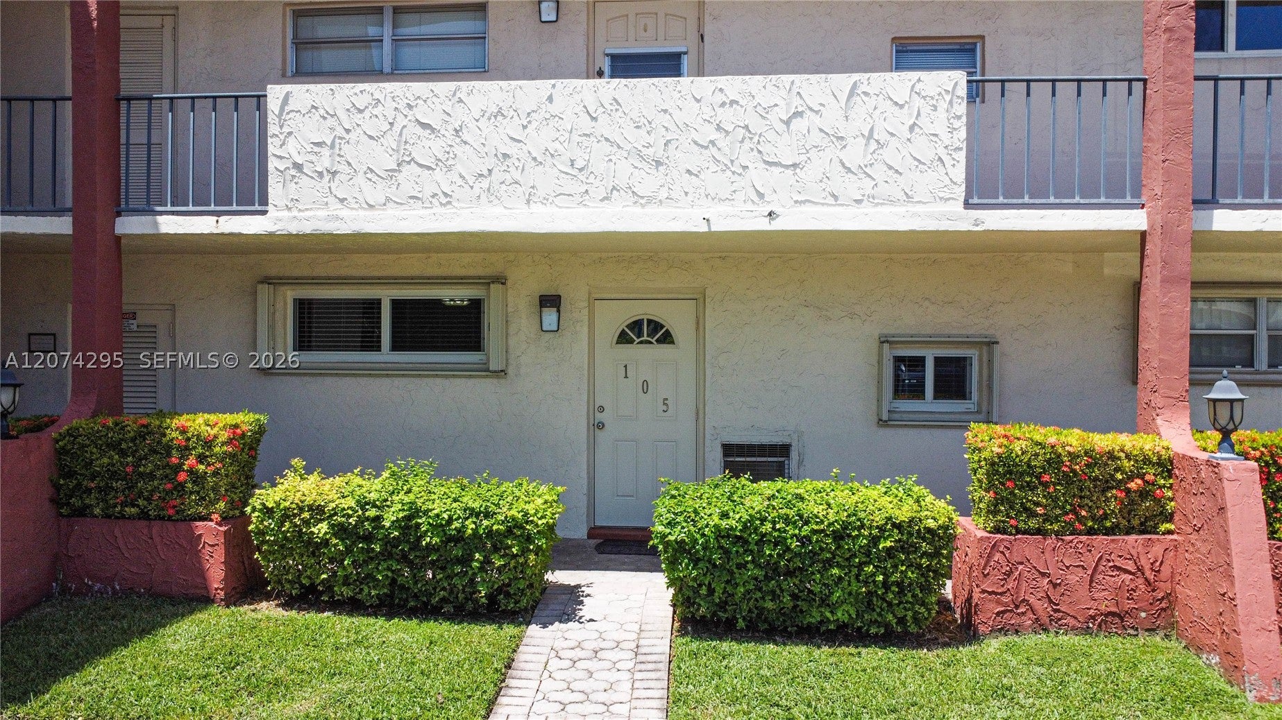 300 S Hollybrook Dr