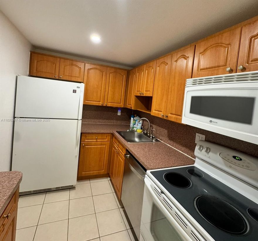 Spacious 1 bed, 1 bath apartment in a great location. Bright living area, large bedroom with plenty of closet space, and a private balcony. Close to major highways, FIU, shops, and restaurants.