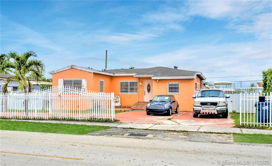 Spacious Single Family with NO HOA. This home sits on a large lot with 2,247 SqFt living area. Great Location, centrally located with easy access to all major highways and just minutes from the airport. The house features a 01 studio with kitchen plus bathroom with an independent entrance. An amazing Florida Room and Dinning Room plus a laundry area. Great investment opportunity with rental income and potential. 

Room for RV and Boat Parking.

Please do not disturb tenants. SHOWINGS WILL BE LIMITED DUE TO COVID-19!  Property to be SOLD AS IS.