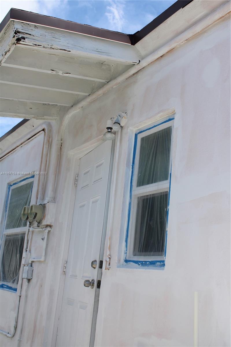 MIAMI SUBURBAN ACRES - Residential Lease