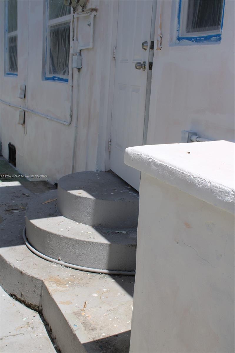 MIAMI SUBURBAN ACRES - Residential Lease