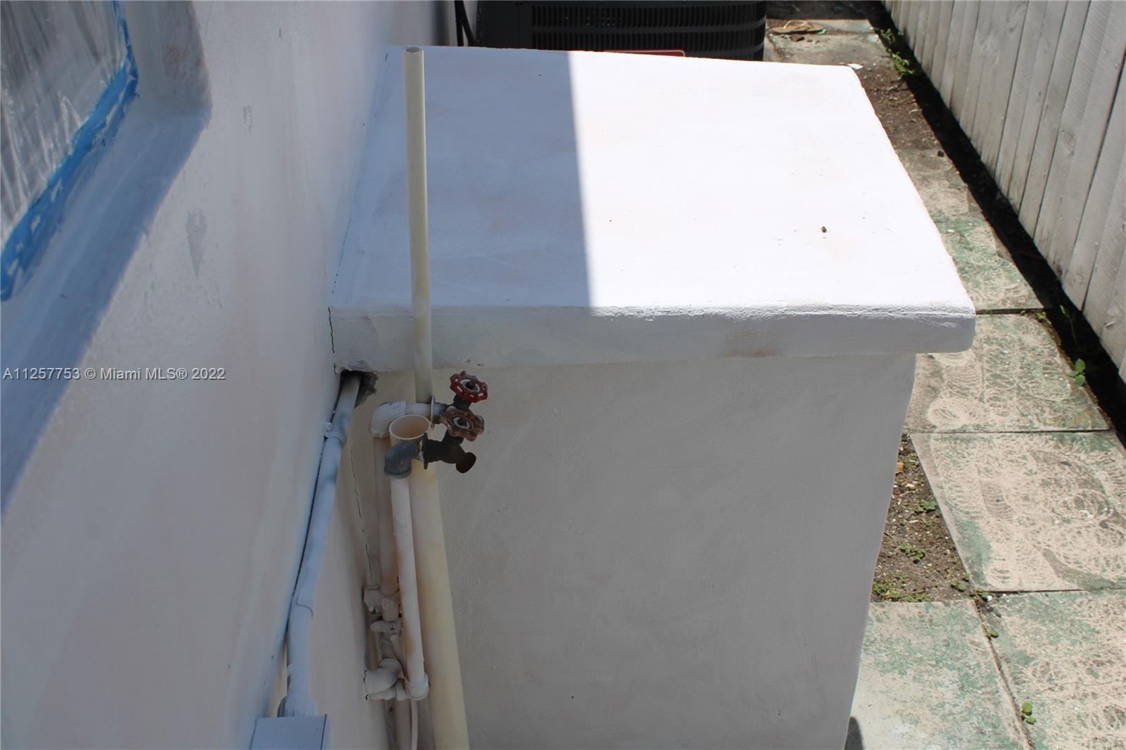 MIAMI SUBURBAN ACRES - Residential Lease