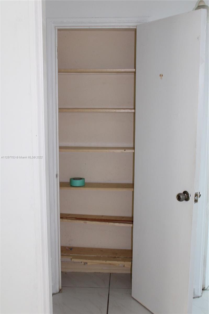 MIAMI SUBURBAN ACRES - Residential Lease