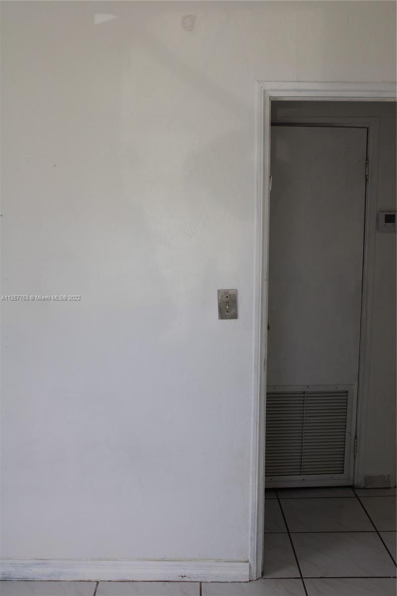 MIAMI SUBURBAN ACRES - Residential Lease