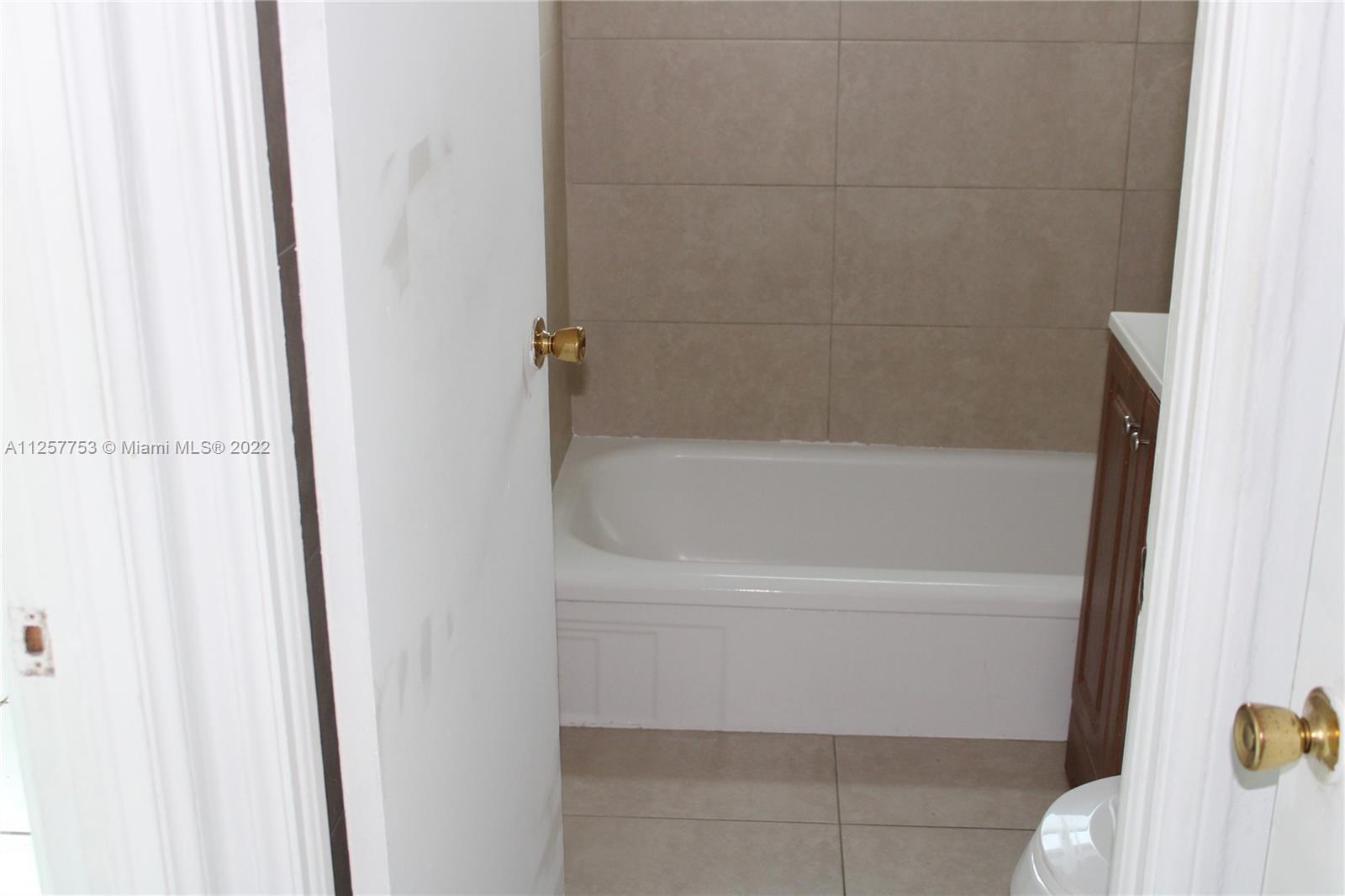 MIAMI SUBURBAN ACRES - Residential Lease