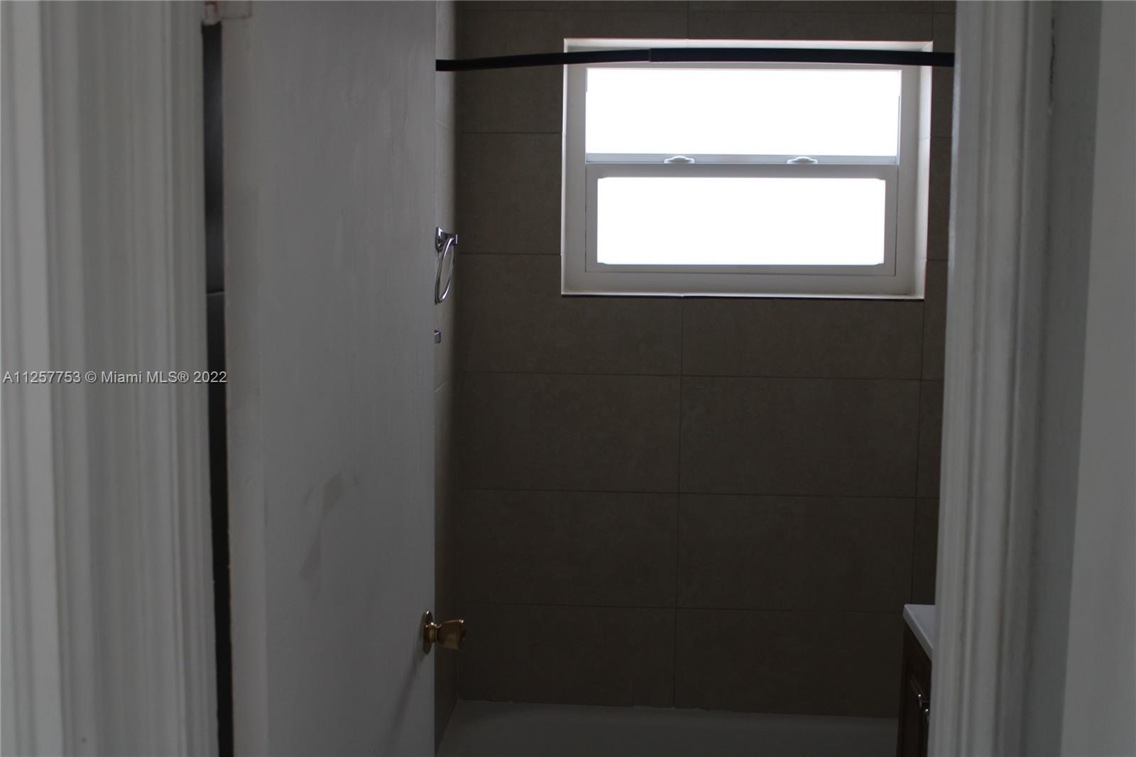 MIAMI SUBURBAN ACRES - Residential Lease