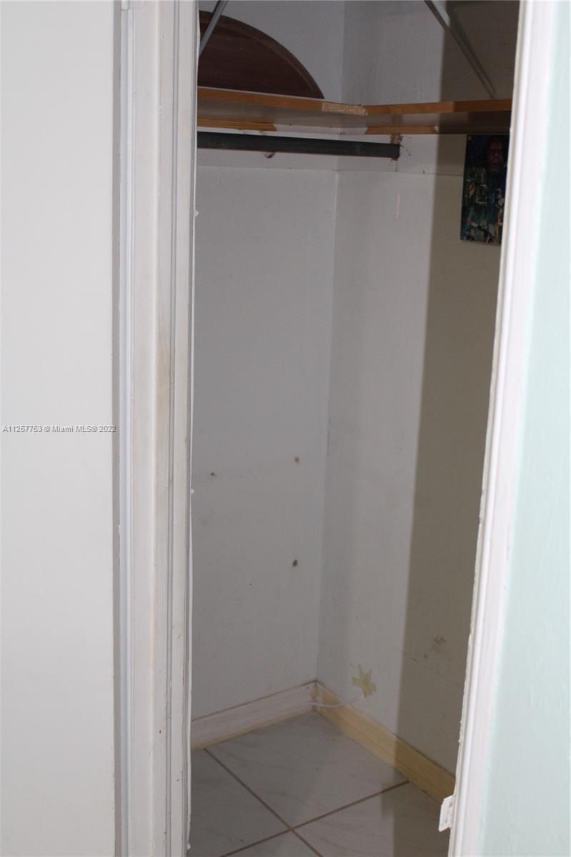 MIAMI SUBURBAN ACRES - Residential Lease