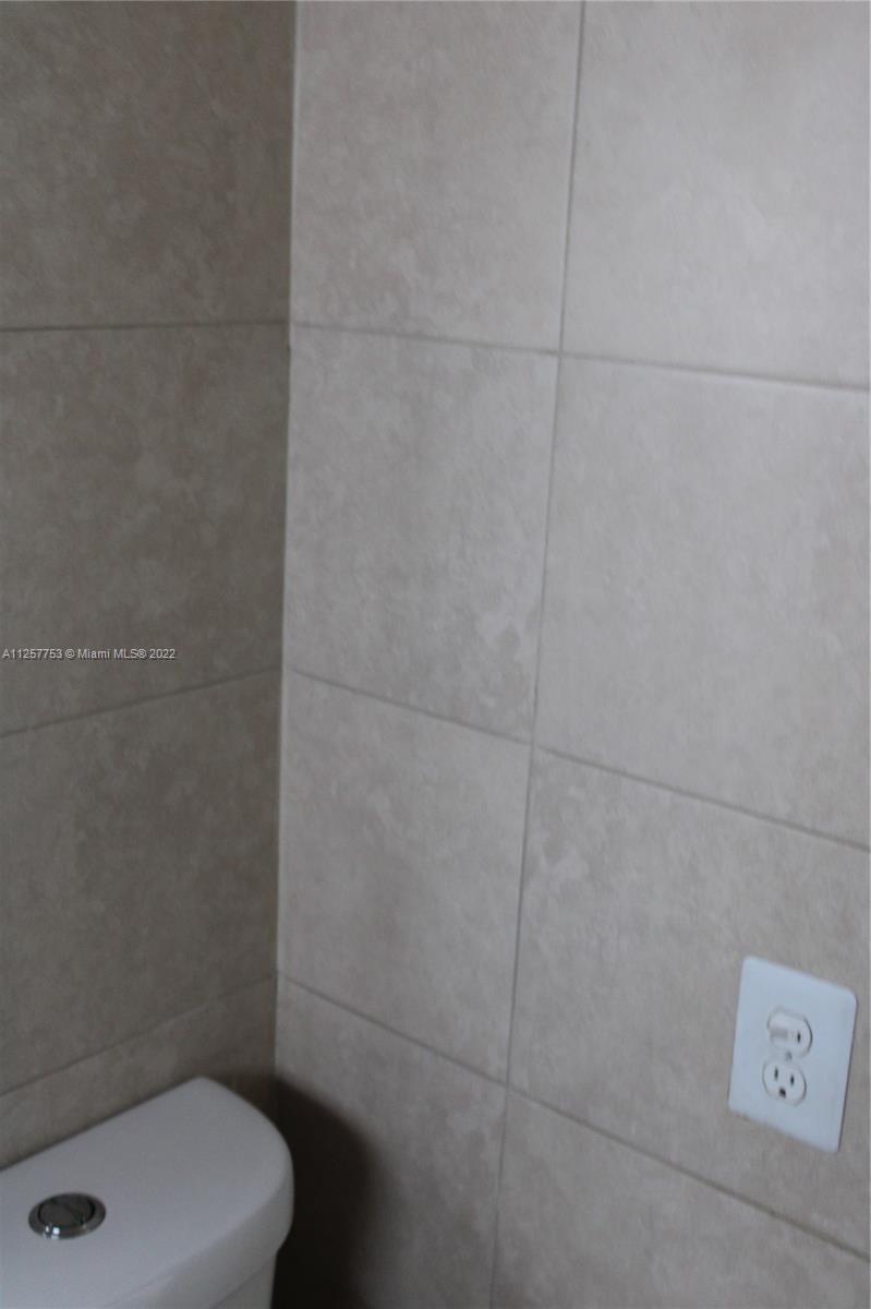 MIAMI SUBURBAN ACRES - Residential Lease