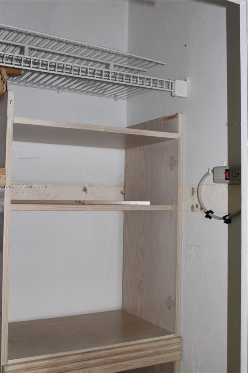 MIAMI SUBURBAN ACRES - Residential Lease