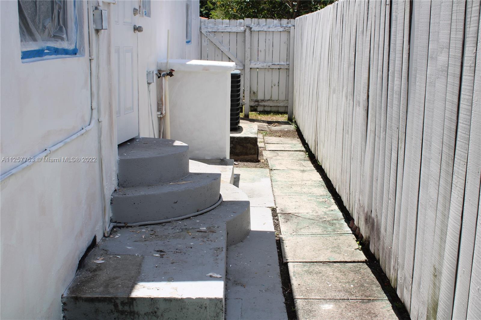 MIAMI SUBURBAN ACRES - Residential Lease