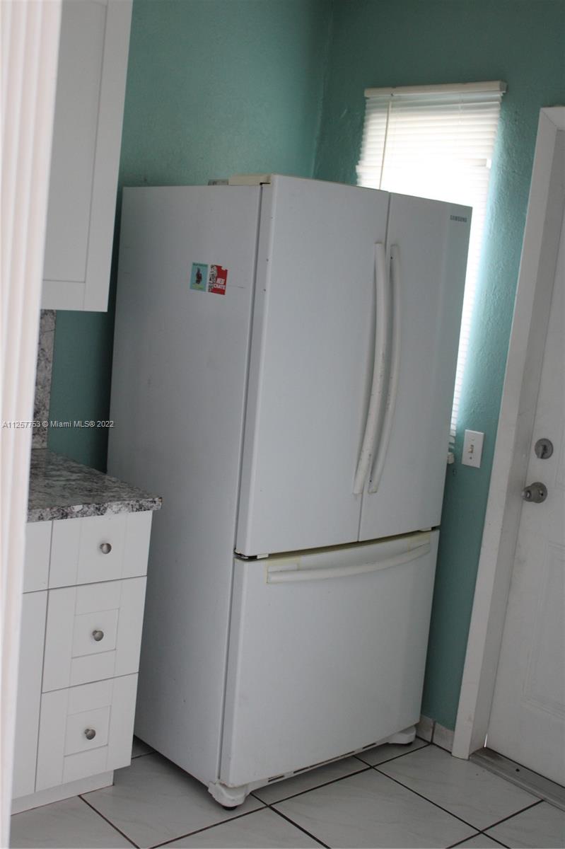 MIAMI SUBURBAN ACRES - Residential Lease