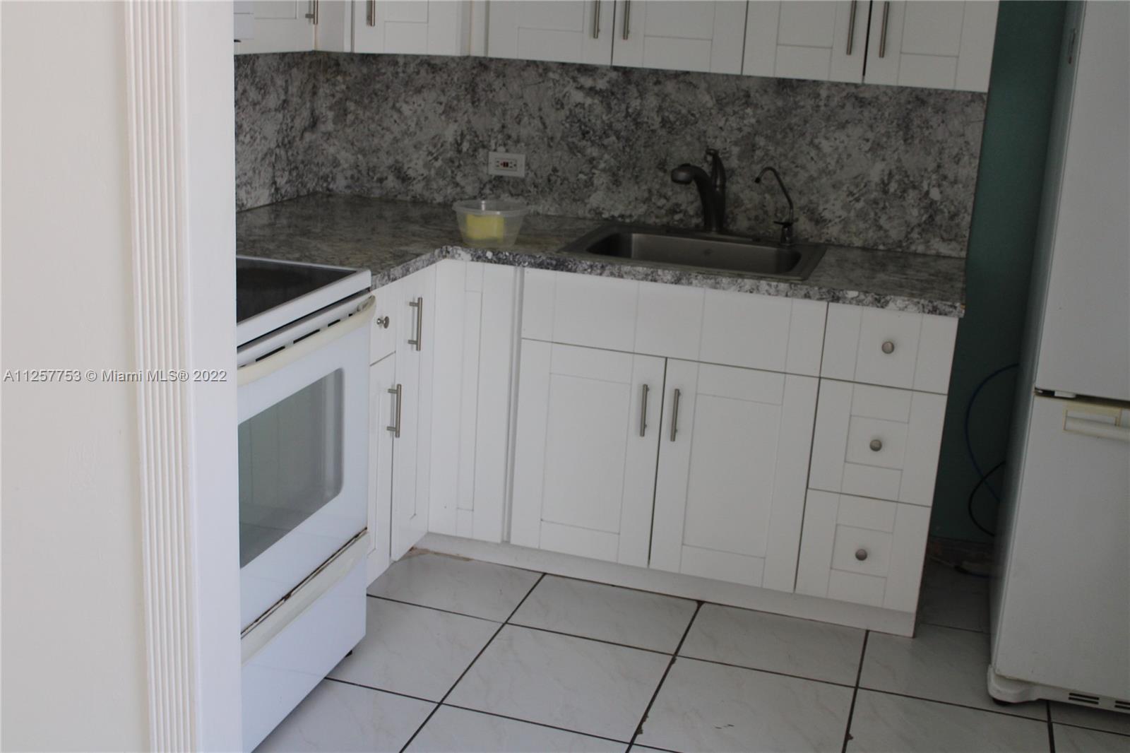 MIAMI SUBURBAN ACRES - Residential Lease