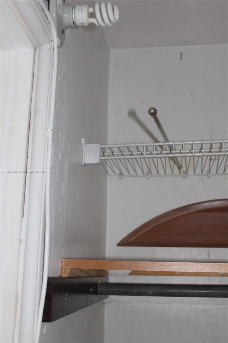 MIAMI SUBURBAN ACRES - Residential Lease