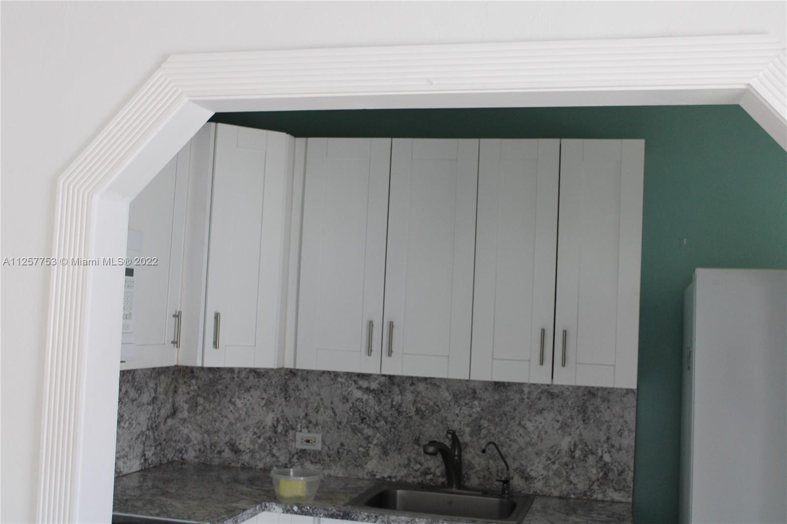 MIAMI SUBURBAN ACRES - Residential Lease