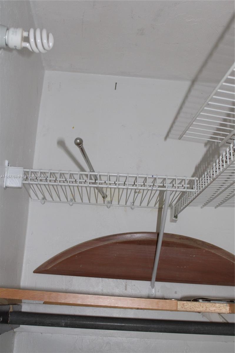 MIAMI SUBURBAN ACRES - Residential Lease