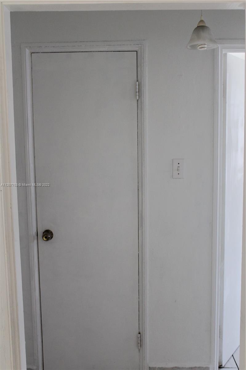 MIAMI SUBURBAN ACRES - Residential Lease