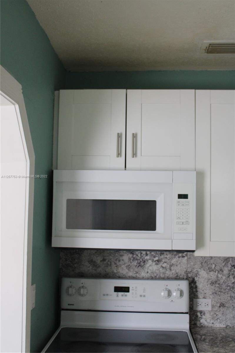 MIAMI SUBURBAN ACRES - Residential Lease