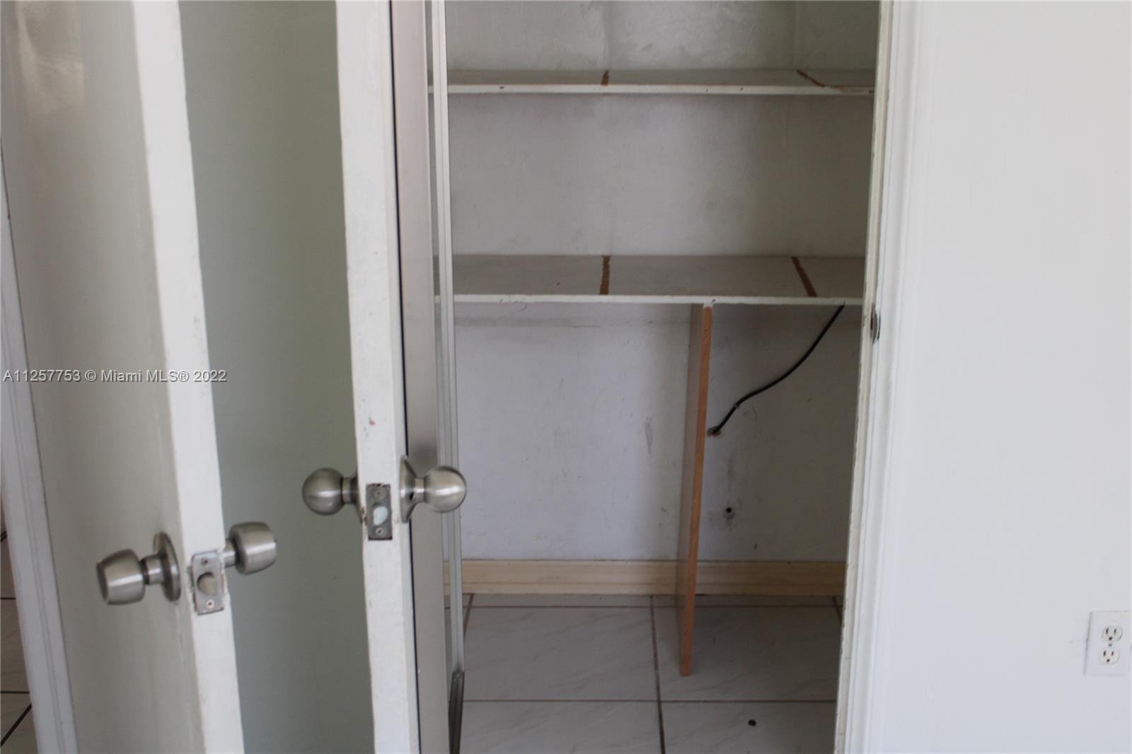 MIAMI SUBURBAN ACRES - Residential Lease