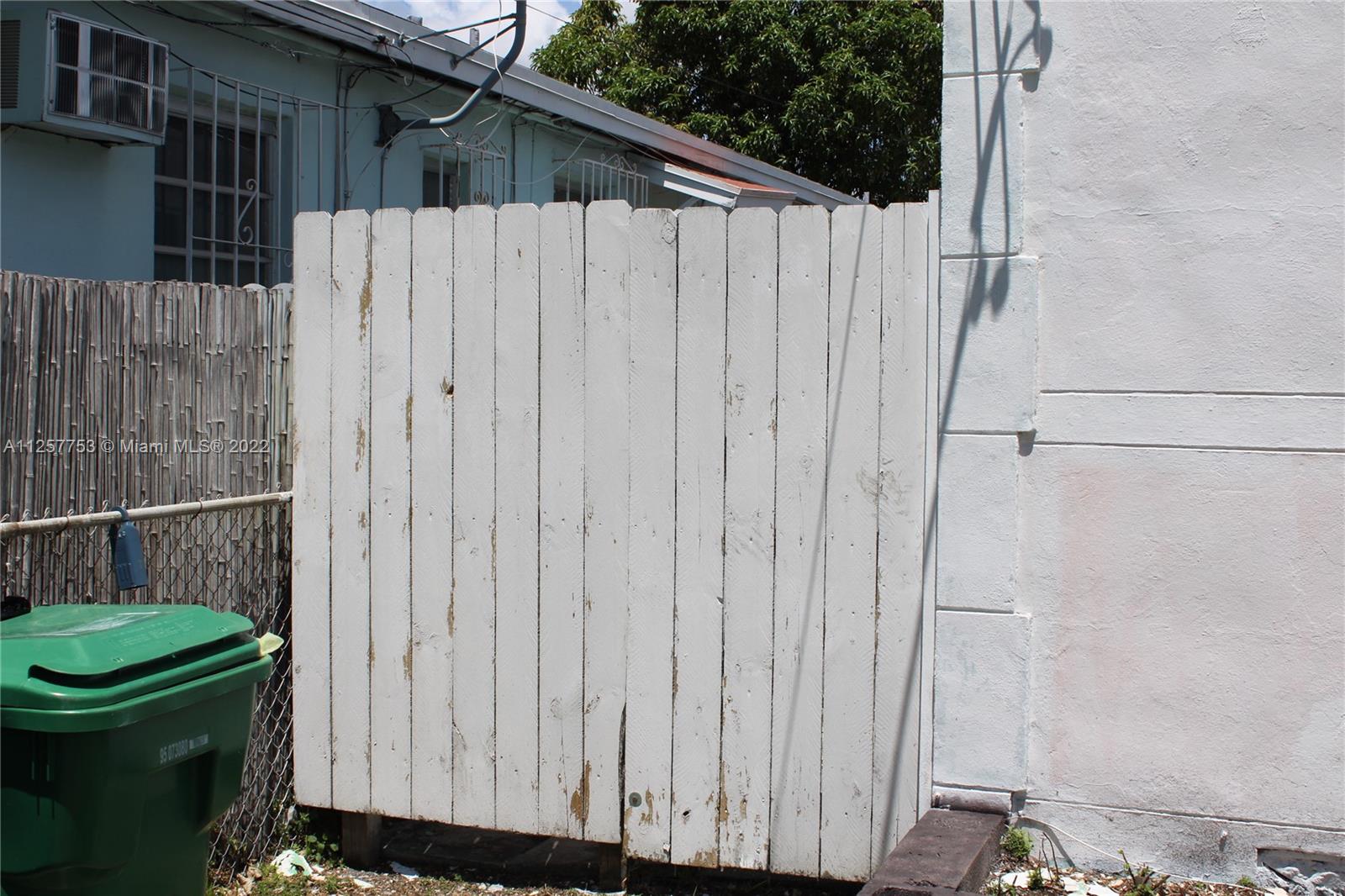 MIAMI SUBURBAN ACRES - Residential Lease