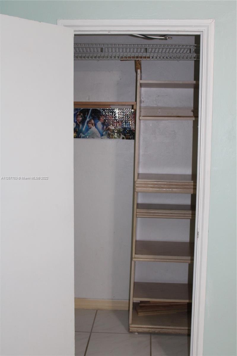 MIAMI SUBURBAN ACRES - Residential Lease