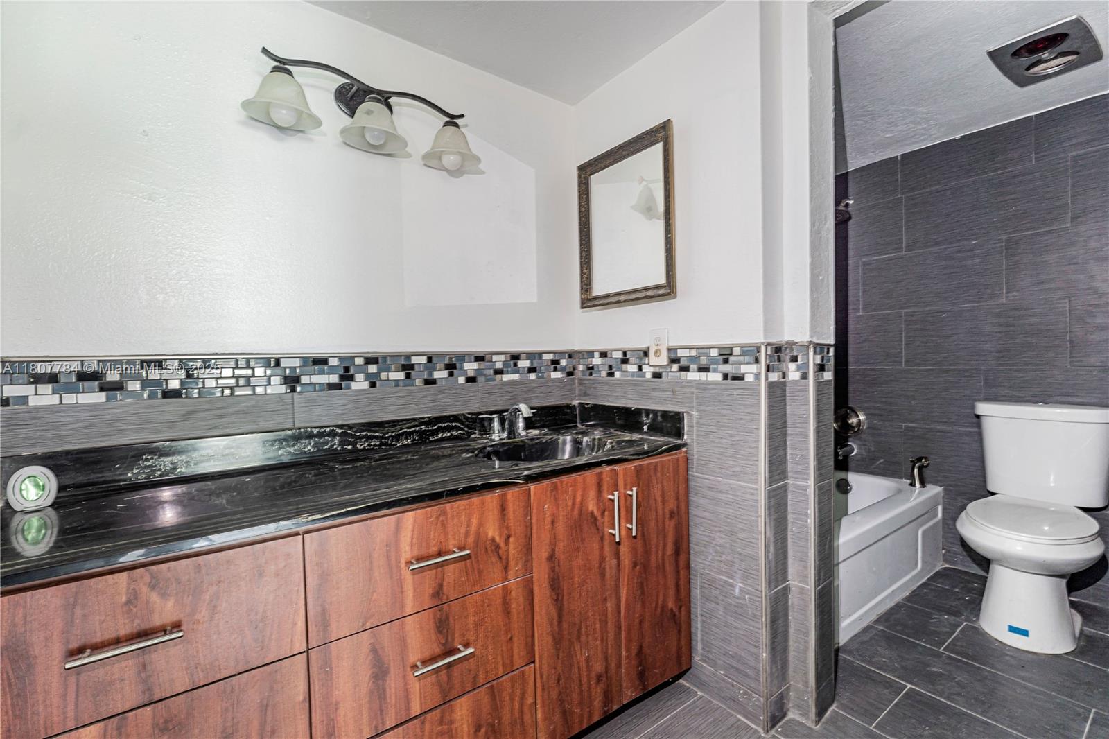 LAKES OF INVERRARY CONDO - Residential