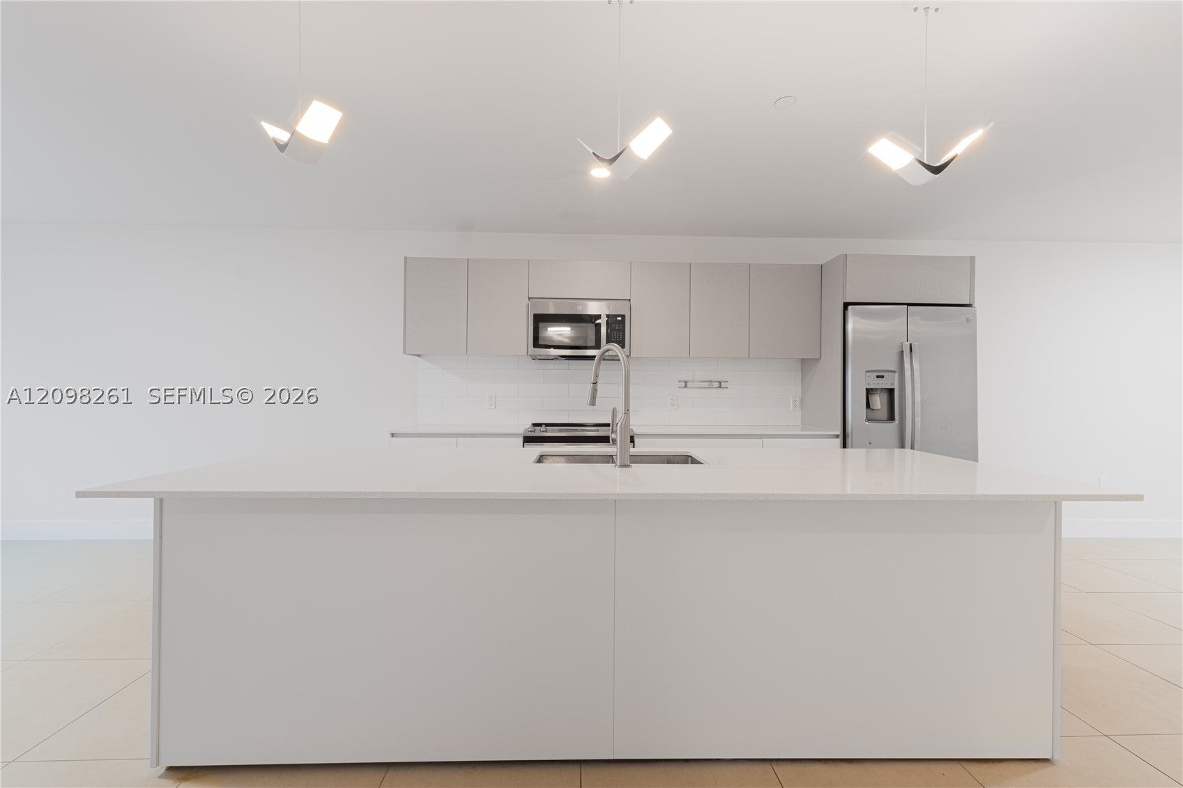 2555 NE 193rd St 2102