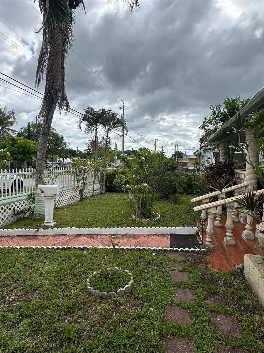 1376 NW 45th St, Miami FL 33142