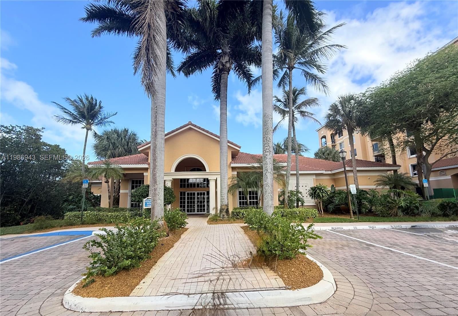 HYPOLUXOS MARINERS CAY CO - Residential