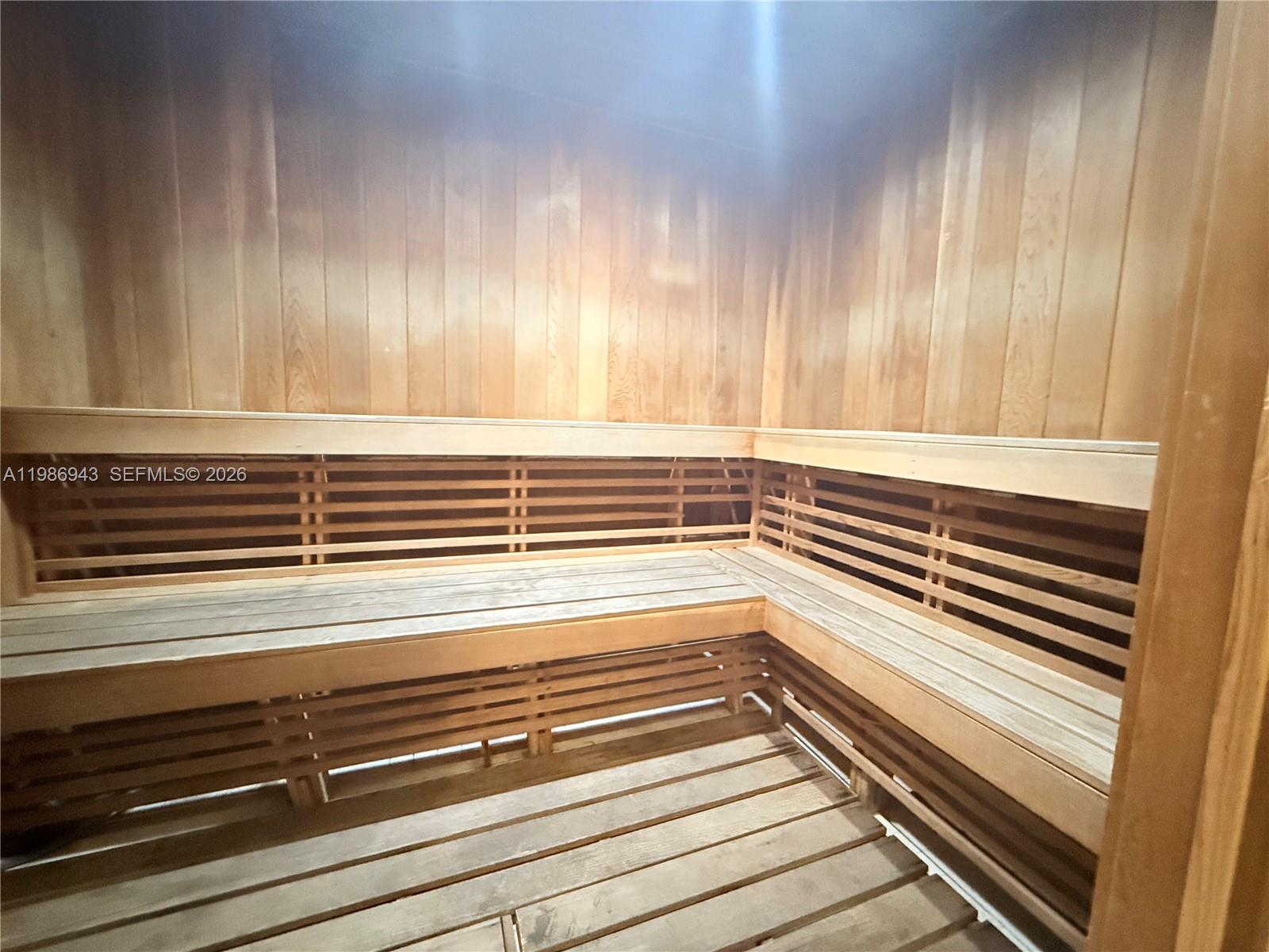 HYPOLUXOS MARINERS CAY CO - Residential