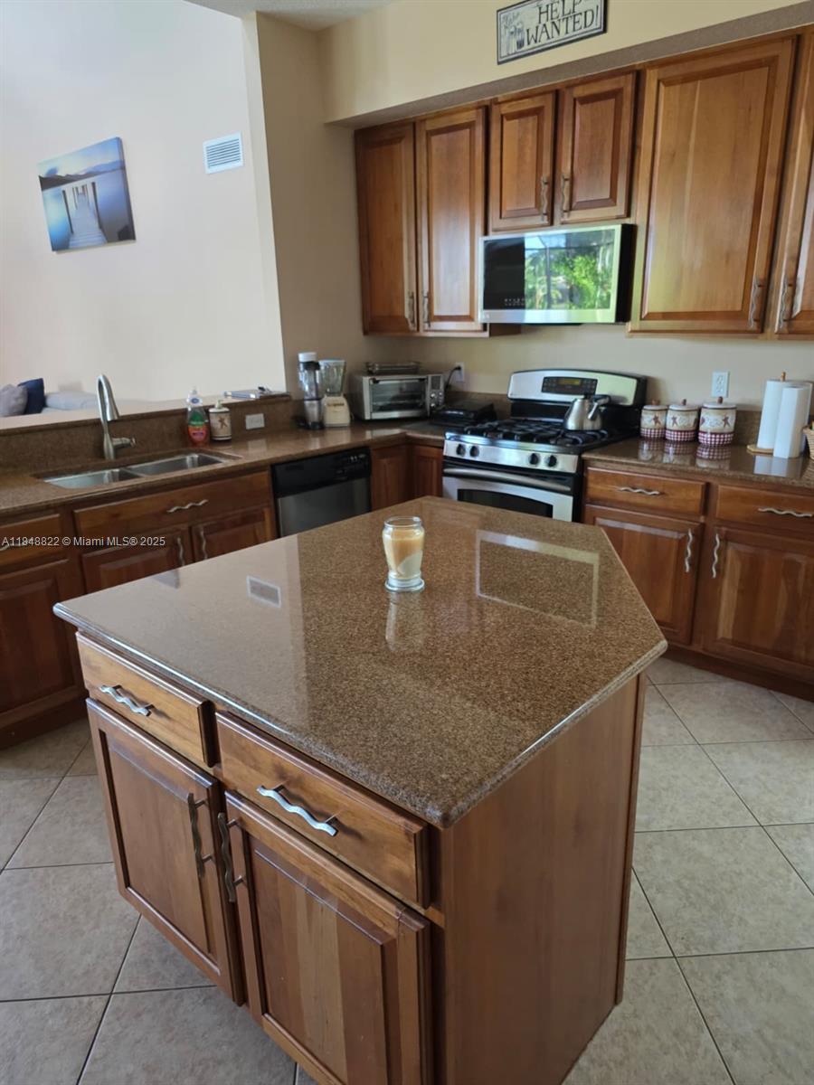 4017 W Hamilton Ky, West Palm Beach, FL, 33411/$1,199,000 3 4017 W Hamilton Ky