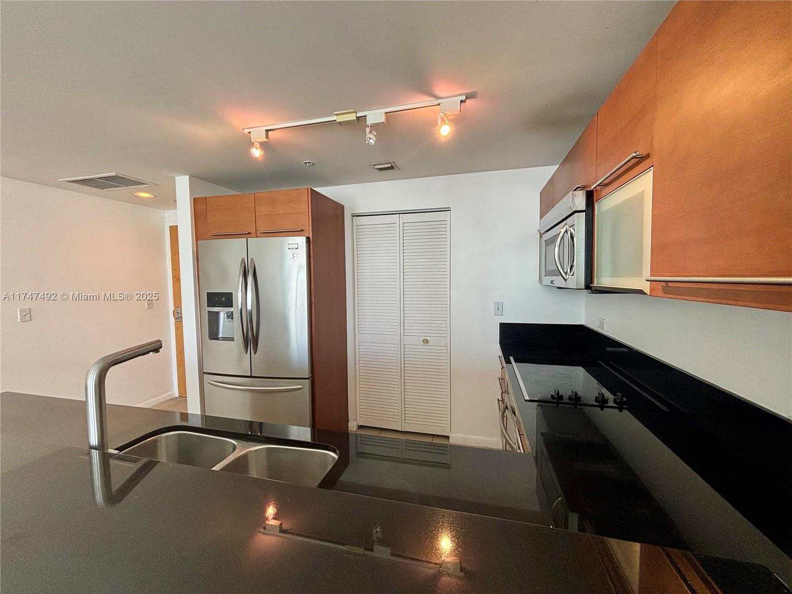 VIZCAYNE SOUTH CONDO - Residential