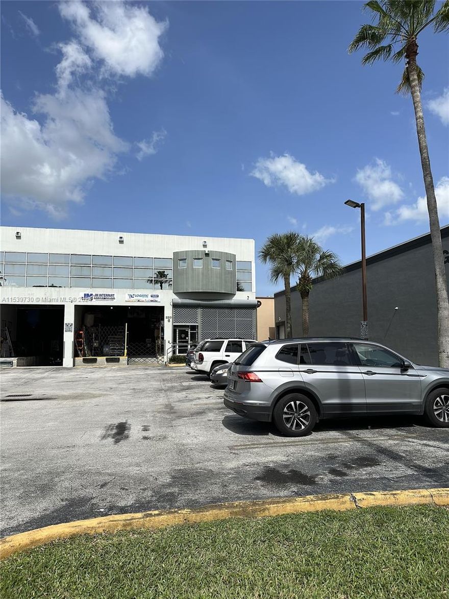 Beautiful Warehouse in Doral next to the Free Zone . 6192 SF TOTAL, ~2,200 SF Office, 2 Floors , 26` Ceiling Height , 1 Dock Door .