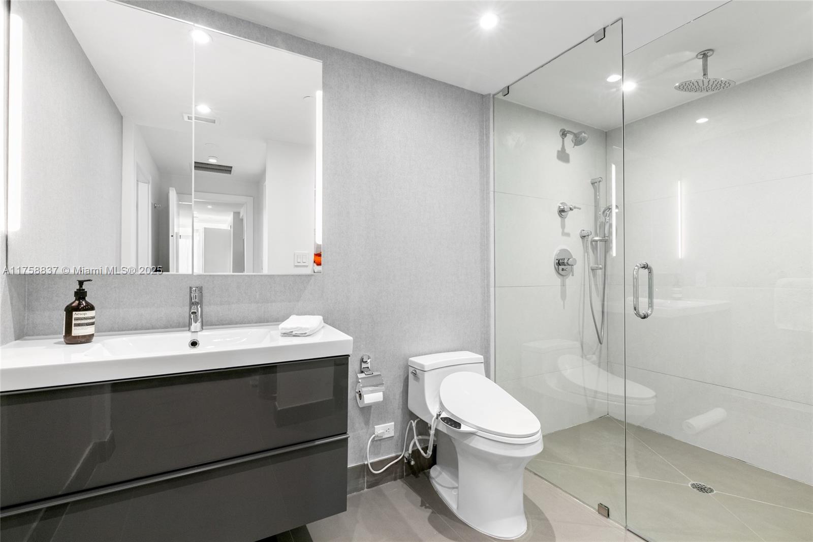 IL VILLAGGIO ON SOUTH BEA - Residential