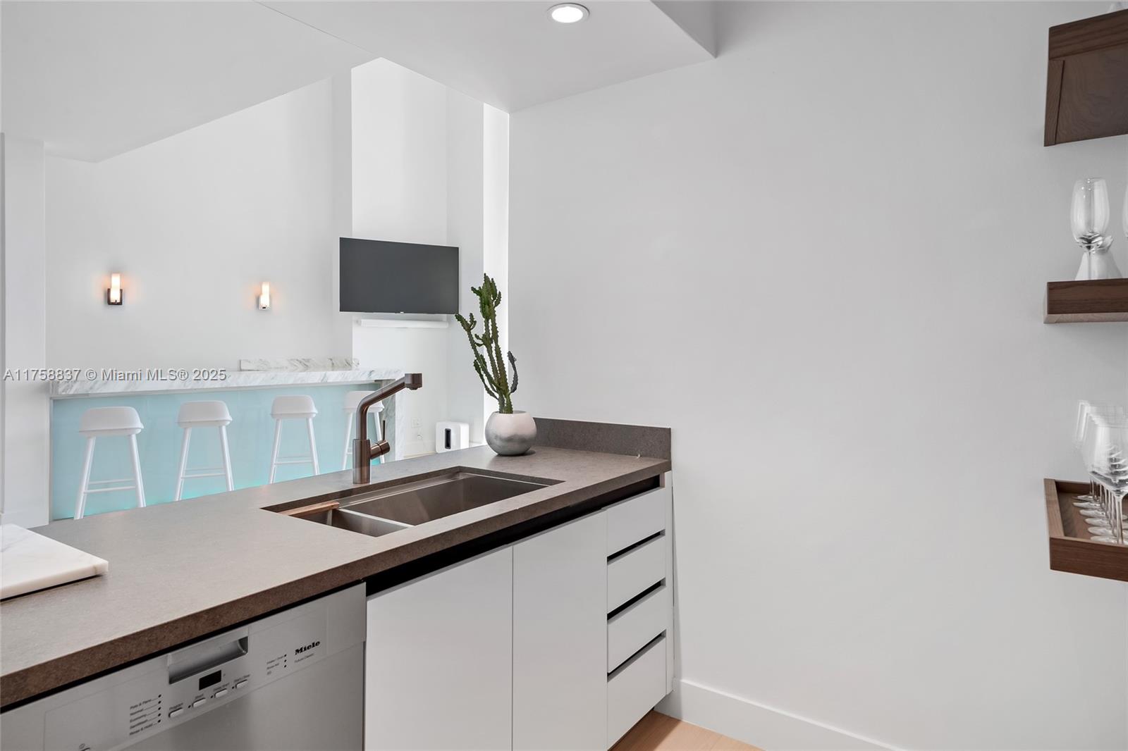 IL VILLAGGIO ON SOUTH BEA - Residential
