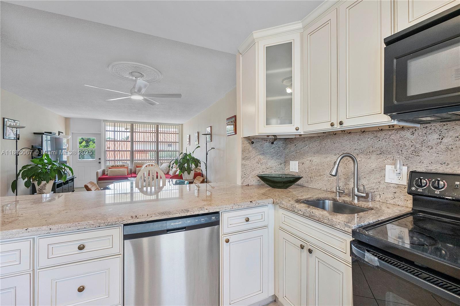 GOLDEN VIEW CONDO - Residential