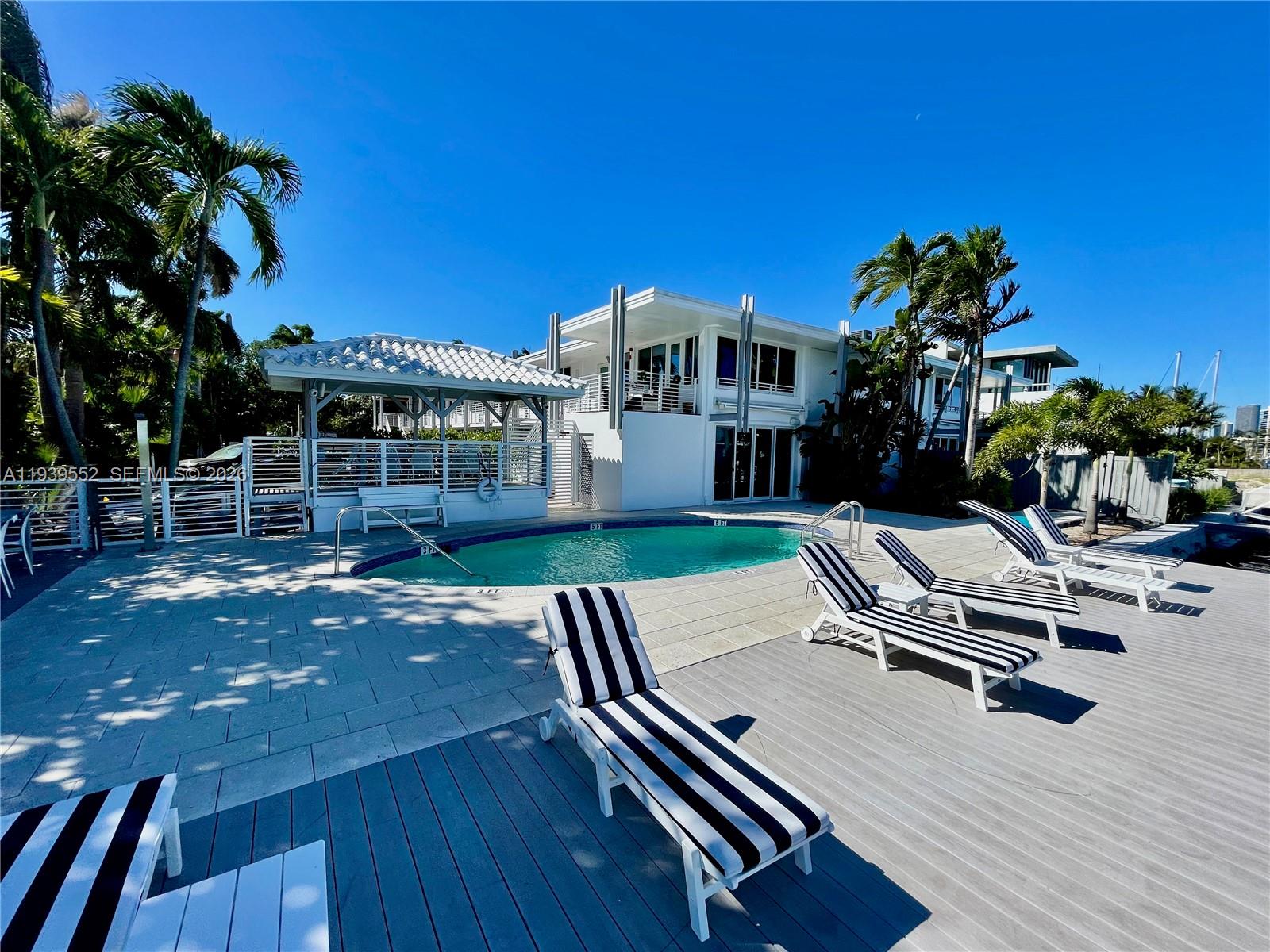 ISLAND CLUB OF SOUTH BEACH - Residential