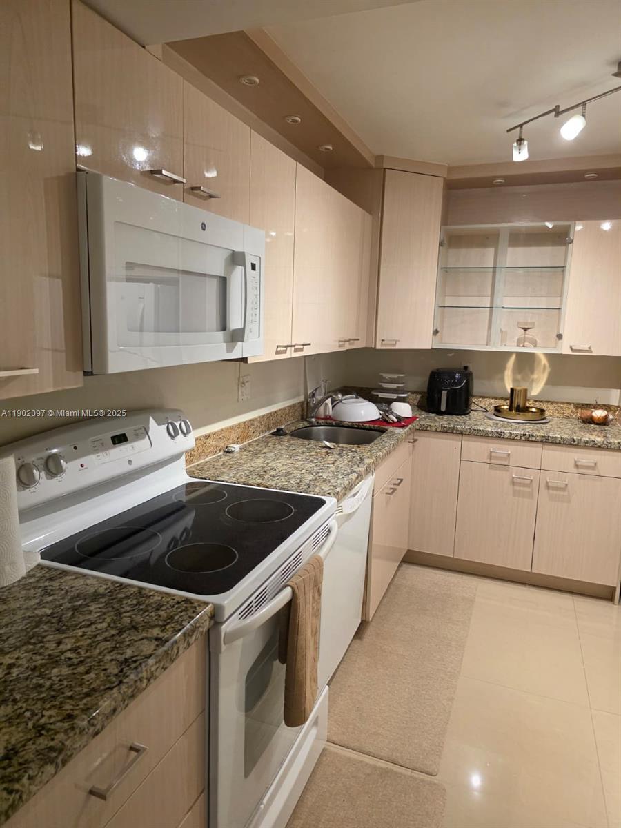 PLAZA TOWERS NORTH CONDO - Residential