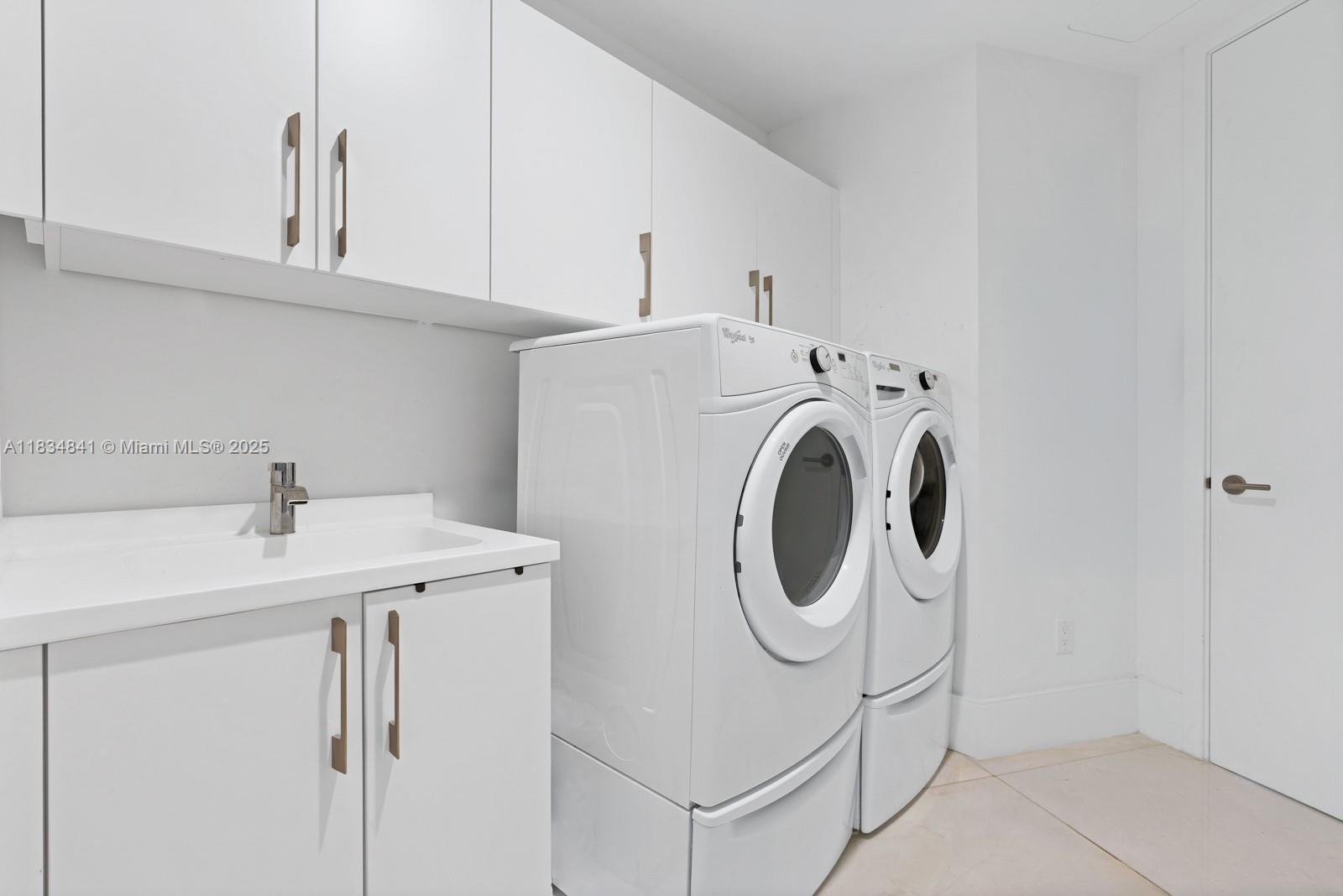 18555 COLLINS AVENUE COND - Residential