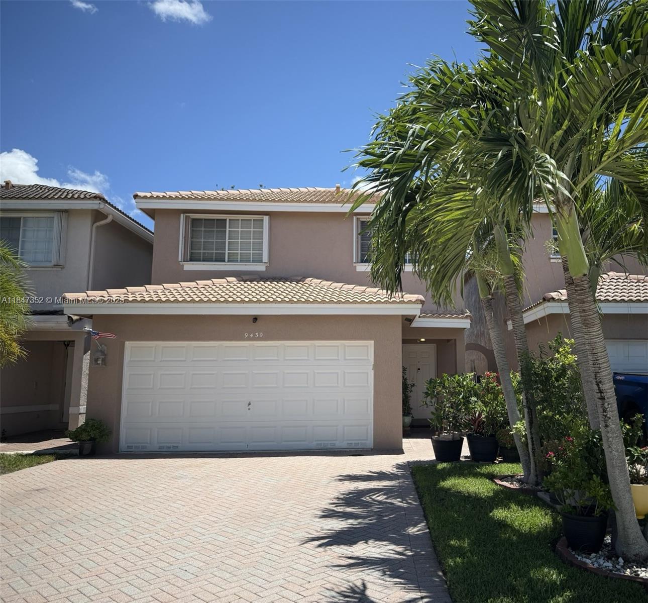 Magnificent, Beautifully Maintained Home on Serene Lake. Spacious and open 2 Floors with 3BRMs+Loft/Bedroom, 2.5 Baths, and lots of windows for light and view. 2 CarGarage and nice paved patio area. The Large Living Area opens to the Patio, and has a Living Room w/Dining Area . The nice size Kitchen opens to Family Room. The kitchen has many wood cabinets and counter space. All Tiles first floor. The Nice size Master & Bedrooms are on the 2nd floor. Sonoma !! @Sunrise is in a Great Location close to main ways, shopping, restaurants & more. DON'T MISS!!