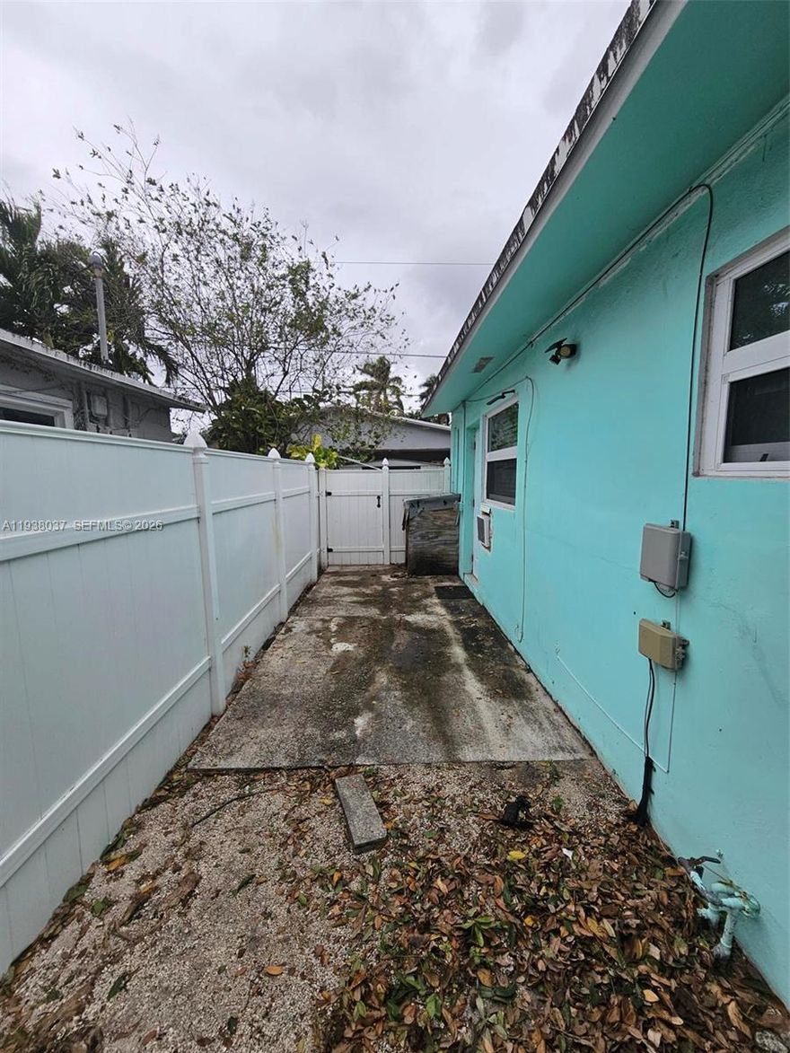 Studio in  Mandarin Isles  Fort Lauderdale,  right across the street from picturesque Gore Betz Park. Close to shopping I-95, beaches, shopping, hospital, school. Small kitchen. Electricity and Water are included. Owner ask for First and 2 security deposit. Quick approval